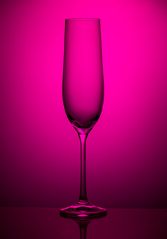 空香槟玻璃粉红色的背景香槟玻璃粉红色的