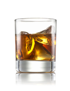 玻璃威士忌孤立的白色背景