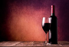 葡萄酒杯和瓶酒变形背景