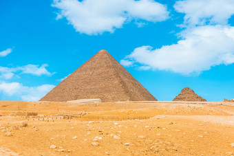 金字塔的沙漠吉萨和蓝色的天空埃及金字塔和蓝色的天空