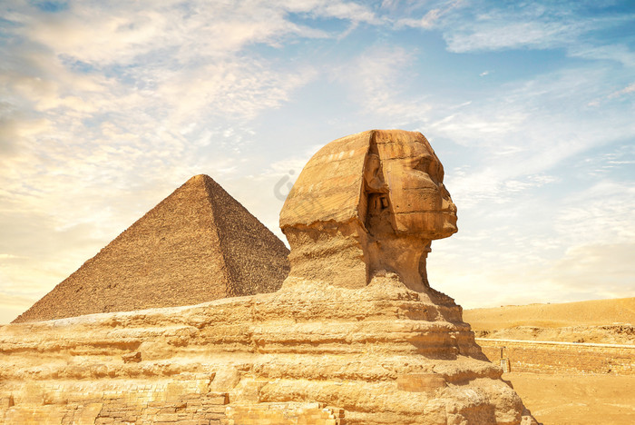 阳光明媚的苏奈特在斯芬克斯和金字塔埃及日图片