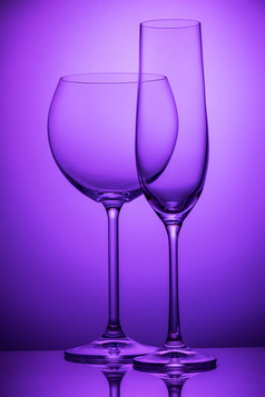 两个空葡萄酒杯紫色的背景两个葡萄酒杯紫色的