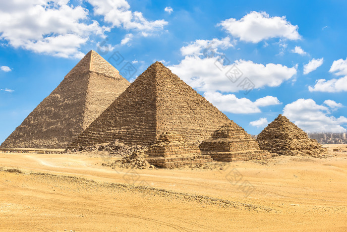 金字塔法老和皇后区下蓝色的多云的天空金字塔法老和皇后区