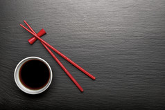 红色的木筷子和碗我是酱汁黑色的板岩筷子和我是酱汁