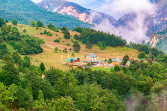 雾在小村的山黑山共和国雾山