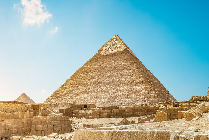 废墟附近金字塔酋长开罗埃及废墟和金字塔