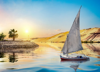 帆船河尼罗河阿斯旺日落埃及日落和帆船阿斯旺