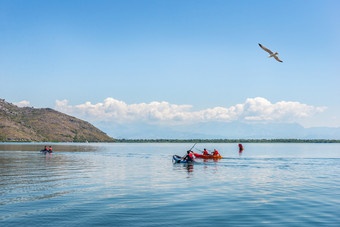 皮划艇斯卡达尔湖夏天一天黑山共和国皮划艇斯卡达尔湖