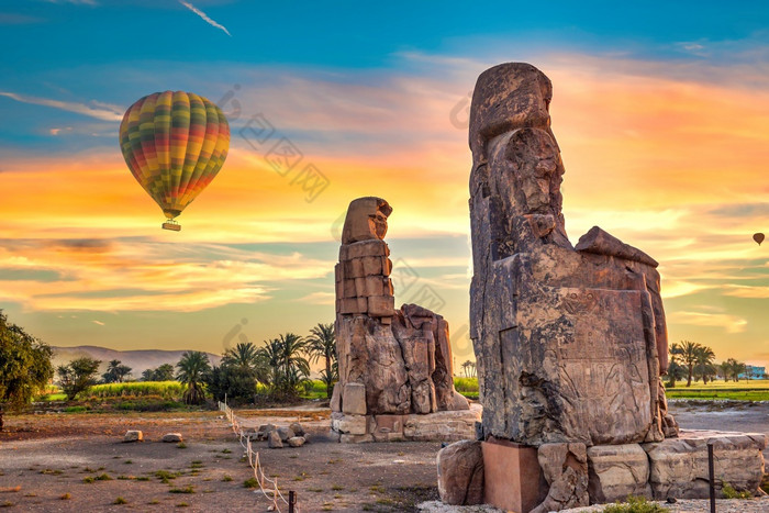 热空气气球和巨人门农卢克索日出埃及空气气球和巨人