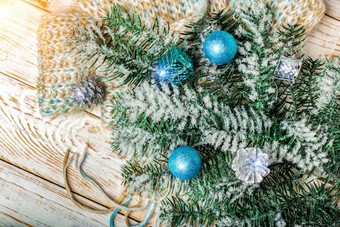圣诞节树和玩具针织围巾和木表格温暖的圣诞节装饰