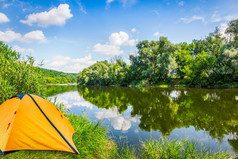 黄色的旅游帐篷附近森林河夏天一天帐篷附近河