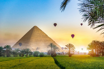 空气气球在埃及<strong>金字</strong>塔绿色场多雾的早....幻想景观与埃及<strong>金字</strong>塔<strong>金字</strong>塔场