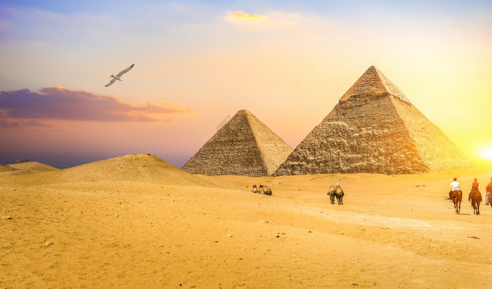 骑手附近伟大的埃及金字塔日落骑手附近金字