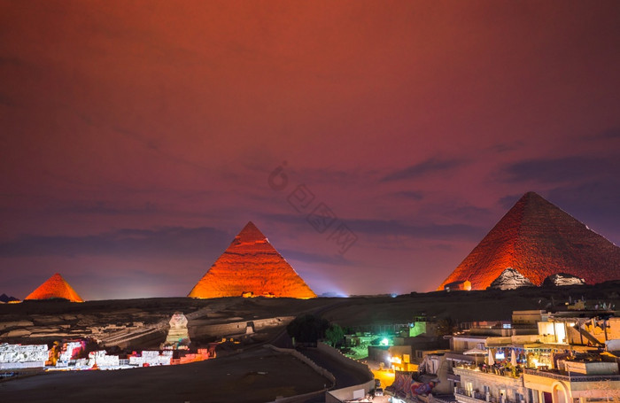 照亮埃及金字塔日落开罗照亮埃及金字塔