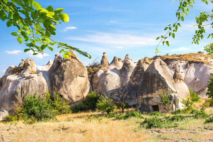 锥形岩石卡帕多西亚阳光明媚的夏天一天锥形图片