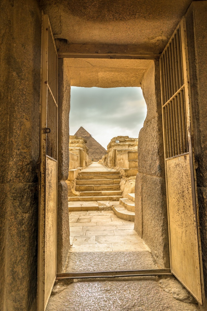 通过和楼梯金字塔开罗埃及通过金字塔