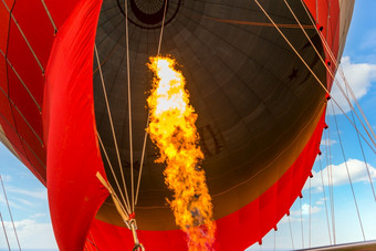 <strong>火热</strong>空气气球背景蓝色的天空关闭火空气气球