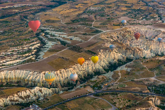 热空气气球飞行在峡谷卡帕多西亚火鸡峡谷卡图片