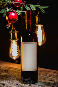 瓶红色的酒和分支石榴石背景古董灯酒和石榴石