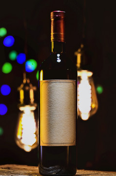 瓶红色的酒老木表格和灯背景酒和灯