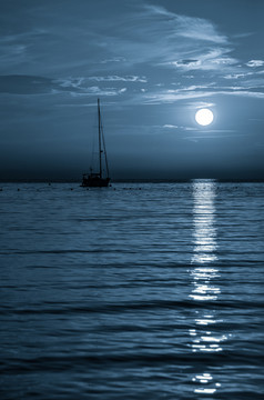 美丽的晚上亚得里亚海海游艇和完整的月亮克罗地亚晚上海景