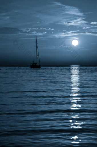 美丽的晚上亚得里亚海海游艇和完整的月亮克罗地亚晚上海景