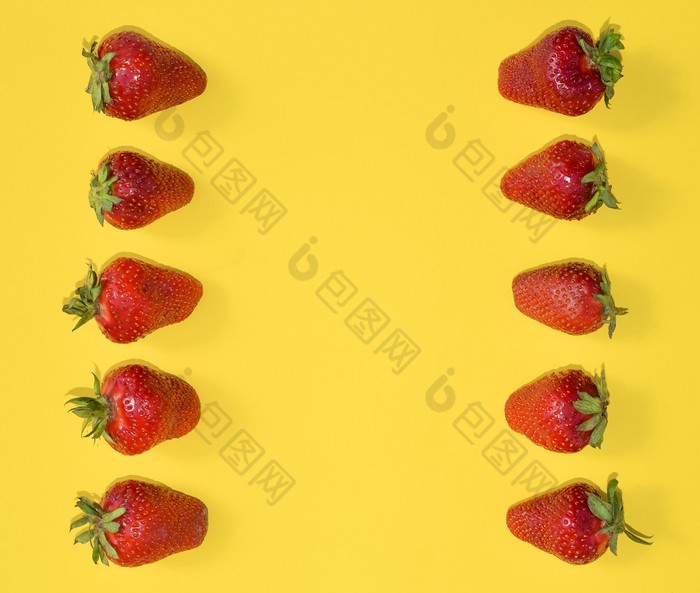 新鲜的草莓关闭草莓孤立的明亮的黄色的背景与免费的空间框架模板模拟平躺新鲜的草莓关闭草莓孤立的明亮的黄色的背景