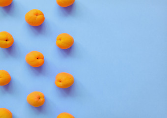 杏光蓝色的背景杏模式前视图平躺夏天水果复制空间杏明亮的背景杏模式前视图平躺夏天水果