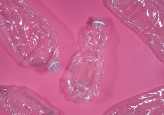 <strong>塑料瓶</strong>孤立的粉红色的背景回收浪费管理概念塑料宠物瓶<strong>塑料瓶</strong>孤立的粉红色的背景回收浪费管理概念