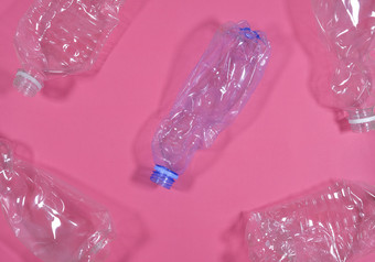 塑料瓶孤立的粉红色的背景回收浪费管理概念塑料宠物瓶塑料瓶孤立的粉红色的背景回收浪费管理概念