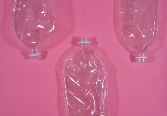 塑料瓶孤立的粉红色的背景无缝的模式回收浪费管理概念塑料宠物瓶塑料瓶孤立的粉红色的背景回收浪费管理概念塑料宠物瓶