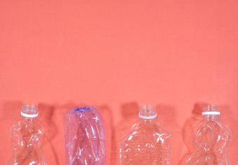 塑料瓶孤立的<strong>粉</strong>红色的背景无缝的模式回收浪费管理概念塑料<strong>宠</strong>物瓶复制空间
