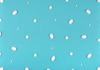 医疗背景白色药片模式蓝色的背景平躺医疗背景药片模式蓝色的背景