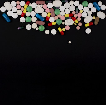 医疗背景与药片制药医学药片平板电脑和胶囊不同的颜色医学平板电脑和药片健康哪药片背景与黑色的复制空间医疗背景与药片