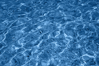 池水背景涟漪蓝色的透明的水游泳池与太阳反射前视图时尚的横幅与颜色的一年