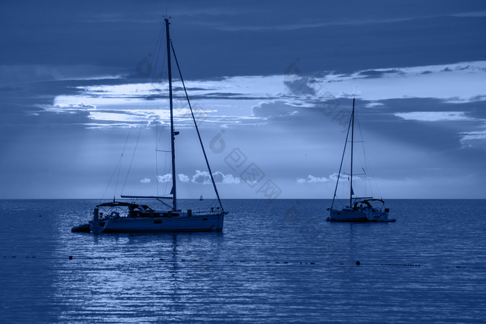 美丽的晚上海游艇和完整的月亮晚上经典蓝色的海景时尚的横幅与颜色的一年夏概念美丽的晚上海游艇和完整的月亮晚上经典蓝色的海景