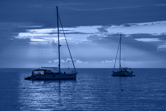 美丽的晚上海游艇和完整的<strong>月亮</strong>晚上经典蓝色的海景时尚的横幅与<strong>颜色</strong>的一年夏概念美丽的晚上海游艇和完整的<strong>月亮</strong>晚上经典蓝色的海景