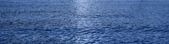 小<strong>水波</strong>是移动的海纹理背景晚上太阳蓝色的海水长时尚的横幅颜色的一年小<strong>水波</strong>是移动的海纹理背景