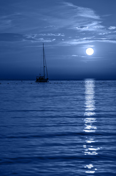 美丽的晚上亚得里亚海海游艇和完整的月亮克罗地亚晚上海景时尚的横幅健美的经典蓝色的颜色的一年美丽的晚上亚得里亚海海游艇和完整的月亮克罗地亚晚上海景