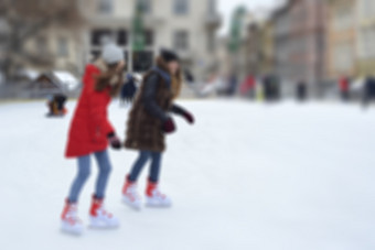 快乐人户外冰滑冰溜冰场冬天活动散焦户外冰滑冰溜冰场与滑冰人冬天假期季节快乐人户外冰滑冰溜冰场冬天活动