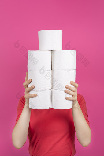 年轻的女人持有大堆栈厕所。。。纸卷在消费者社会概念未来厕所。。。纸股票年轻的女人持有大堆栈厕所。。。纸卷