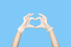 手手势手白色乳胶手套显示心标志孤立的蓝色的背景爱和平和安全概念手手势手白色乳胶手套显示心标志孤立的蓝色的背景