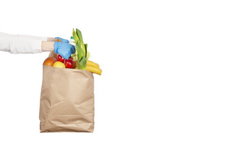 安全食物交付捐赠概念食物交付在冠状病毒检疫纸袋与不同的食物成分这样的水果蔬菜牛奶酸奶鸡蛋孤立的白色安全食物交付捐赠概念纸袋与不同的食物成分