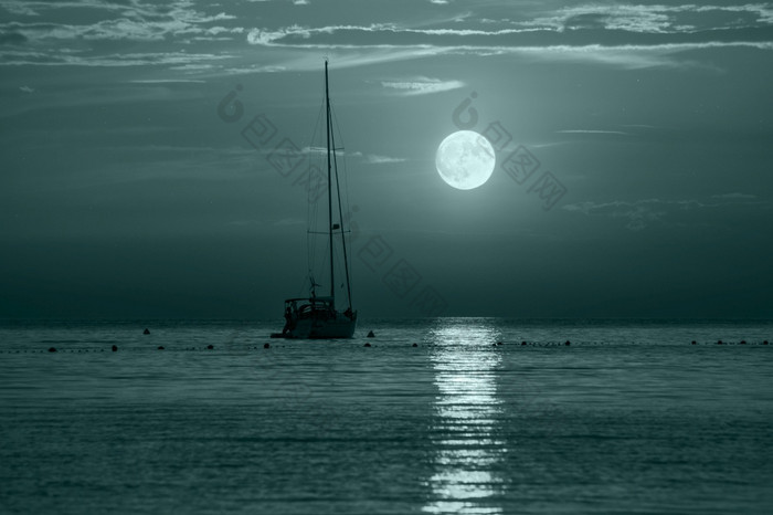 美丽的晚上亚得里亚海海游艇和完整的月亮克罗地亚晚上海景时尚的横幅健美的颜色美丽的晚上亚得里亚海海游艇和完整的月亮克罗地亚晚上海景时尚的横幅健美的颜色