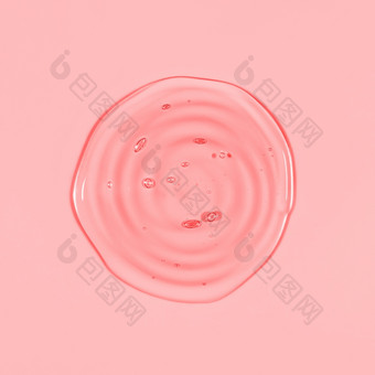 清晰的透明的轮螺旋液体粉红色的过来这里下降涂片孤立的粉红色的背景前视图病毒保护化妆品概念血清纹理清晰的透明的轮螺旋液体粉红色的过来这里下降涂片孤立的粉红色的背景前视图病毒保护化妆品概念血清纹理