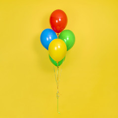 飞行群色彩斑斓的气球孤立的黄色的背景聚会，派对礼物生日庆祝活动概念飞行群色彩斑斓的气球孤立的黄色的背景聚会，派对礼物生日庆祝活动概念