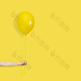 女手持有<strong>黄色</strong>的气球聚会，派对现在概念<strong>黄色</strong>的气球和手孤立的<strong>黄色</strong>的使用单色横幅与复制空间女手持有<strong>黄色</strong>的气球聚会，派对现在概念<strong>黄色</strong>的气球和手孤立的<strong>黄色</strong>的使用单色横幅与复制空间
