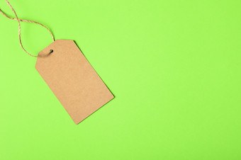 工艺棕色（的）纸标签孤立的绿色背景出售价格横幅与复制空间最小的风格工艺棕色（的）纸标签孤立的绿色背景出售价格横幅与复制空间最小的风格