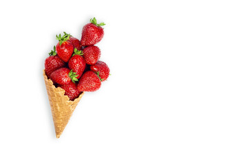 冰奶油锥填满与成熟的草莓孤立的白色背景华夫格锥与成熟的草莓横幅与复制空间冰奶油锥填满与成熟的草莓孤立的白色背景华夫格锥与成熟的草莓横幅与复制空间