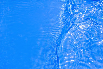 表面<strong>蓝色</strong>的游泳池水与光反射纹理透明的<strong>蓝色</strong>的水与涟漪和波游泳池时尚的摘要自然背景表面<strong>蓝色</strong>的游泳池水与光反射纹理透明的<strong>蓝色</strong>的水与涟漪和波游泳池时尚的摘要自然背景